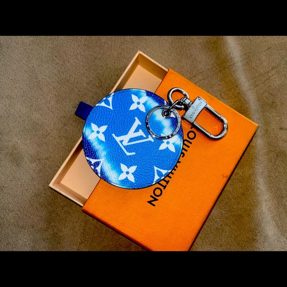 /traded/💯 LOUIS VUITTON
Monogram Escale Bag Charm Key Holder Blue Ombré Disc - Picture 9 of 14